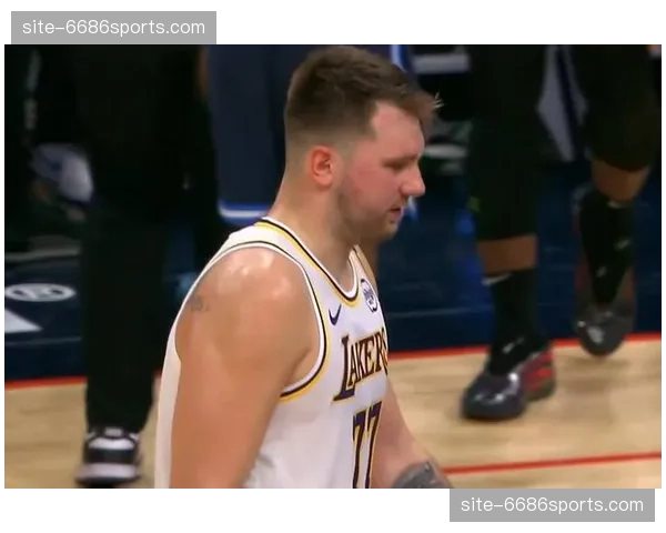 东契奇左腿筋二级拉伤提前退赛,湖人遭遇赛季最惨痛失利