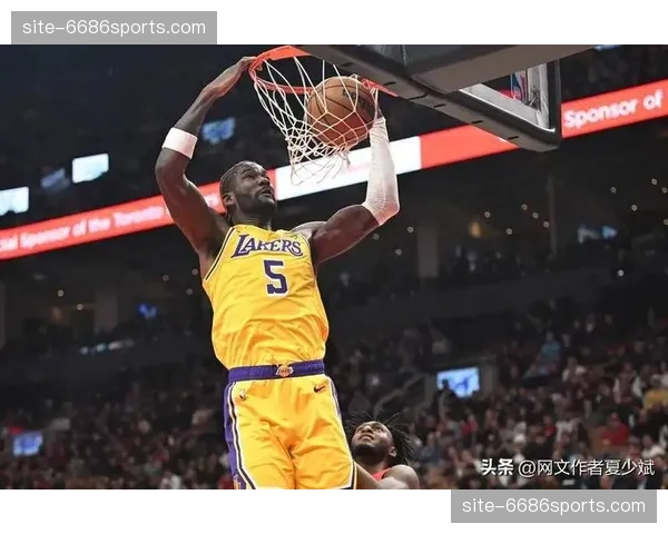 肯纳德连续两场三分超60% 无球跑动牵制力破解火箭防守