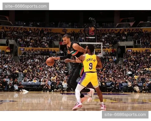 文班亚马投篮命中率51.2% 三分命中率34.9%展现进步